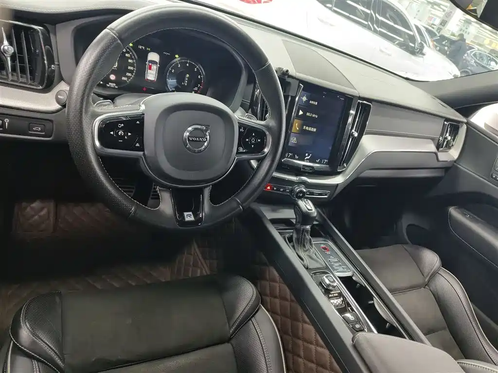 Volvo XC60 2019 — фото 16