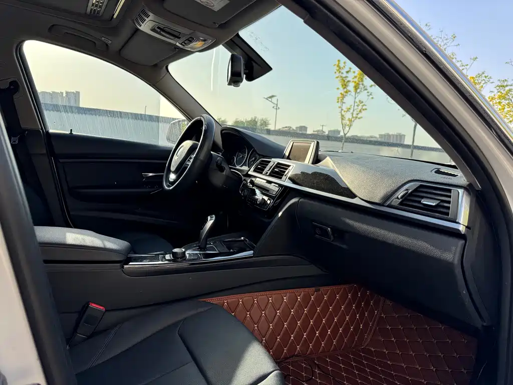 BMW 3 Series 2017 — фото 19