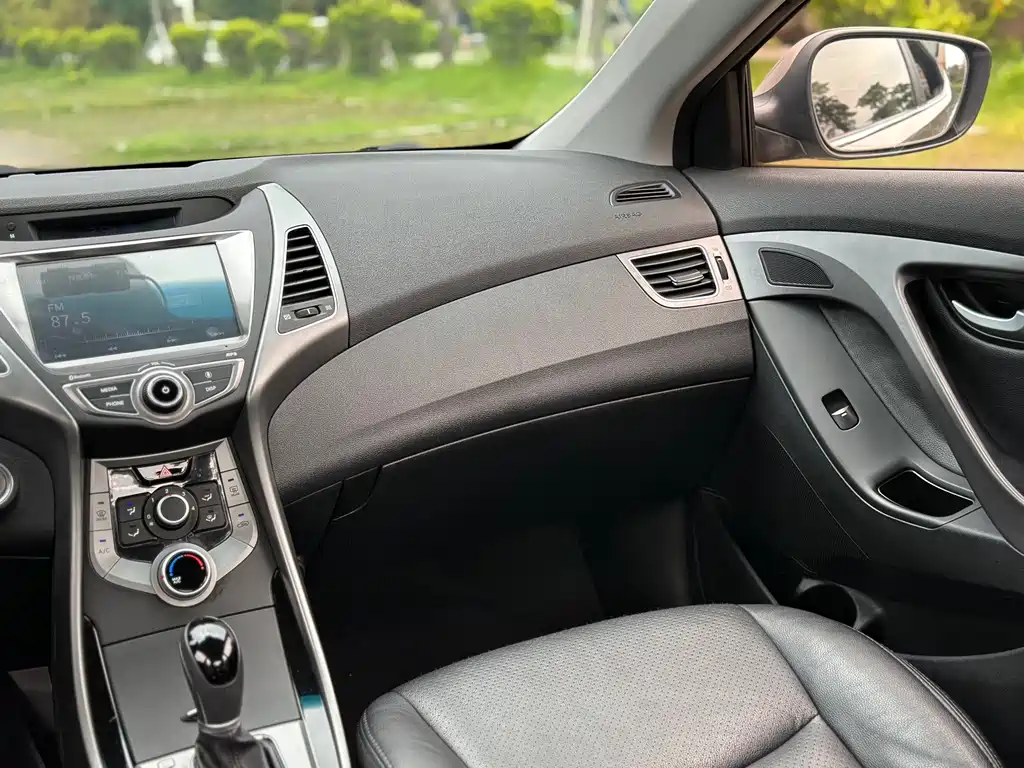 Hyundai Elantra Langdong 2017 — фото 20