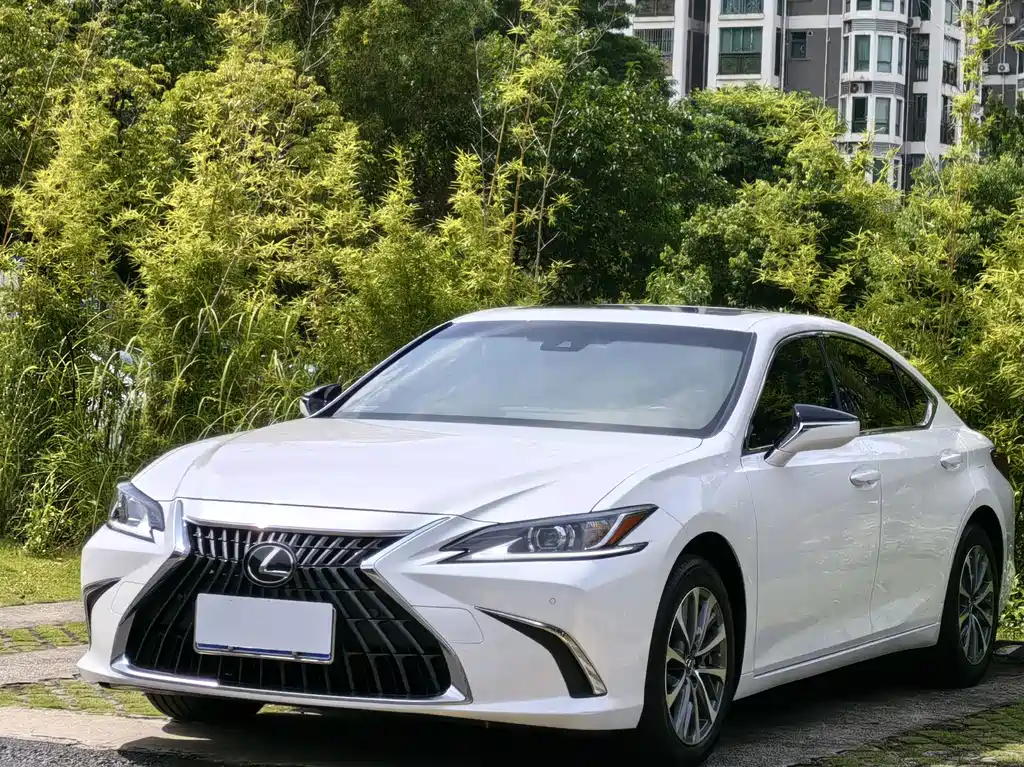 Lexus ES 2023 — фото 1