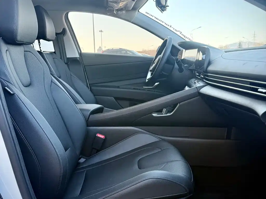 Hyundai Elantra 2023 — фото 13
