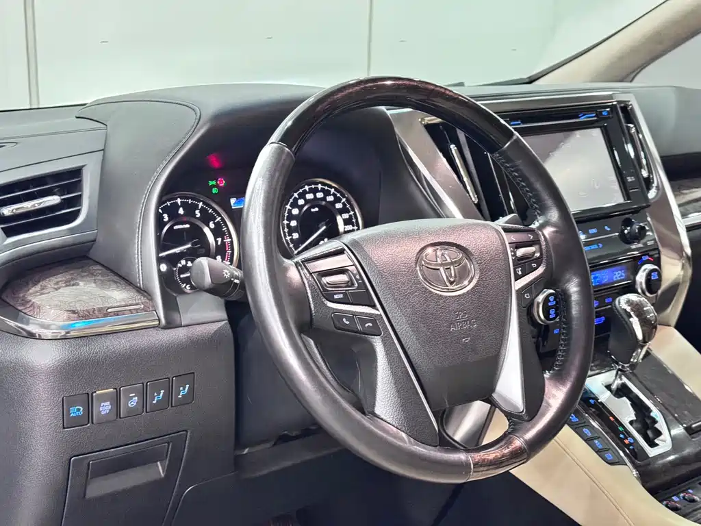 Toyota Alphard 2018 — фото 11