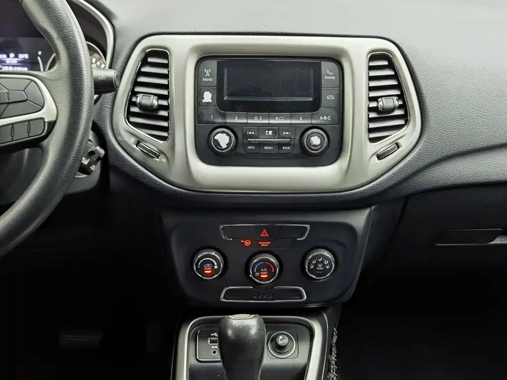 Jeep Compass 2017 — фото 12