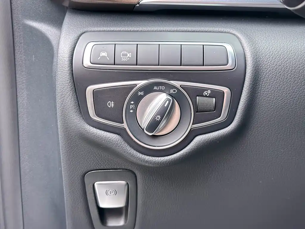 Mercedes-Benz V-Class 2022 — фото 32