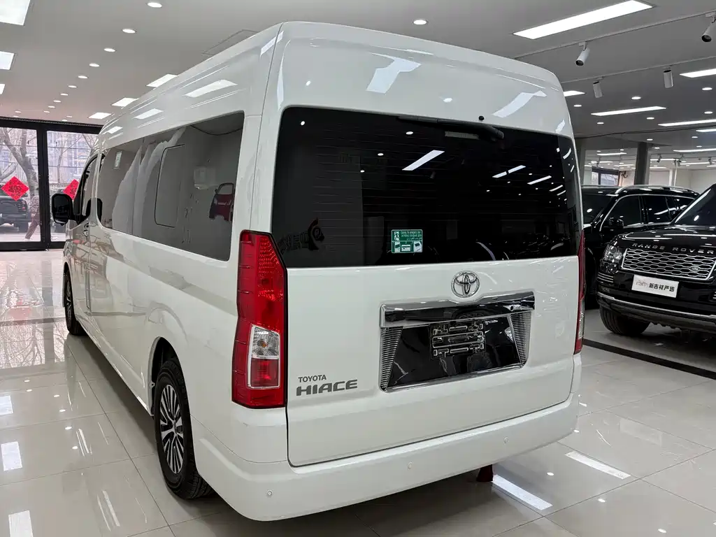 Toyota Hiace 2022 — фото 18