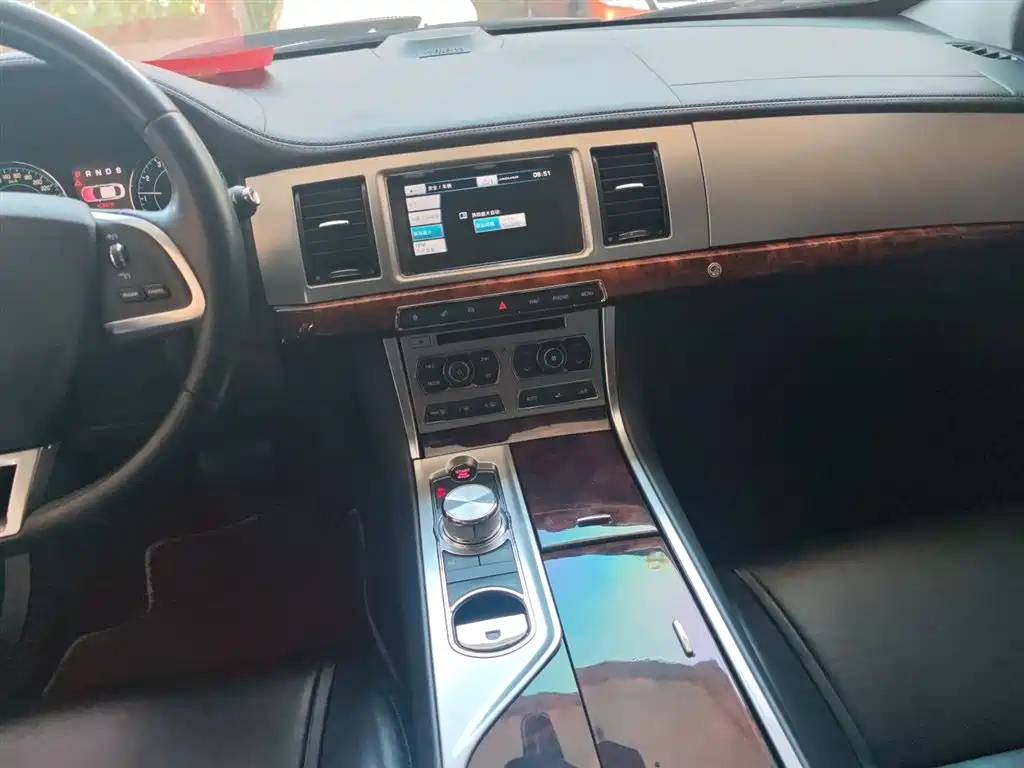 Jaguar XF 2015 — фото 13