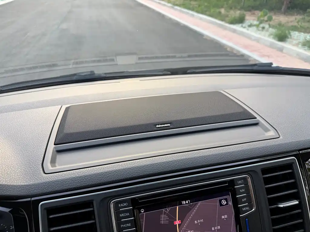 Volkswagen Multivan 2018 — фото 10