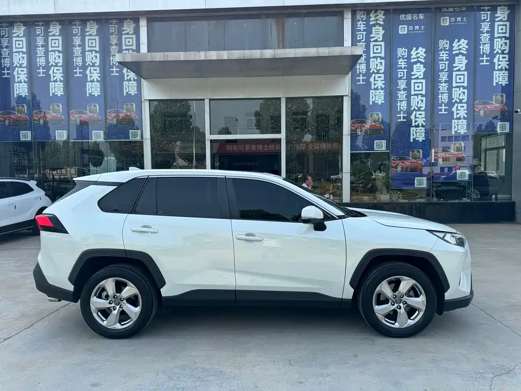 Toyota RAV4 2021 — фото 12