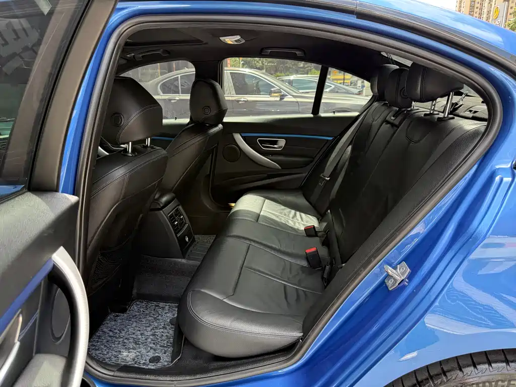 BMW 3 Series 2019 — фото 10