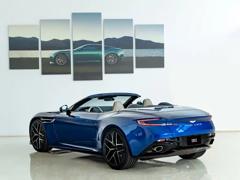 Aston Martin DB12 — фото 14