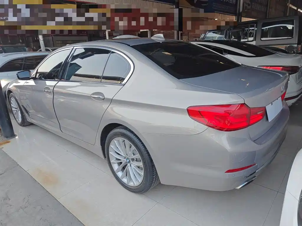 BMW 5 Series 2018 — фото 21
