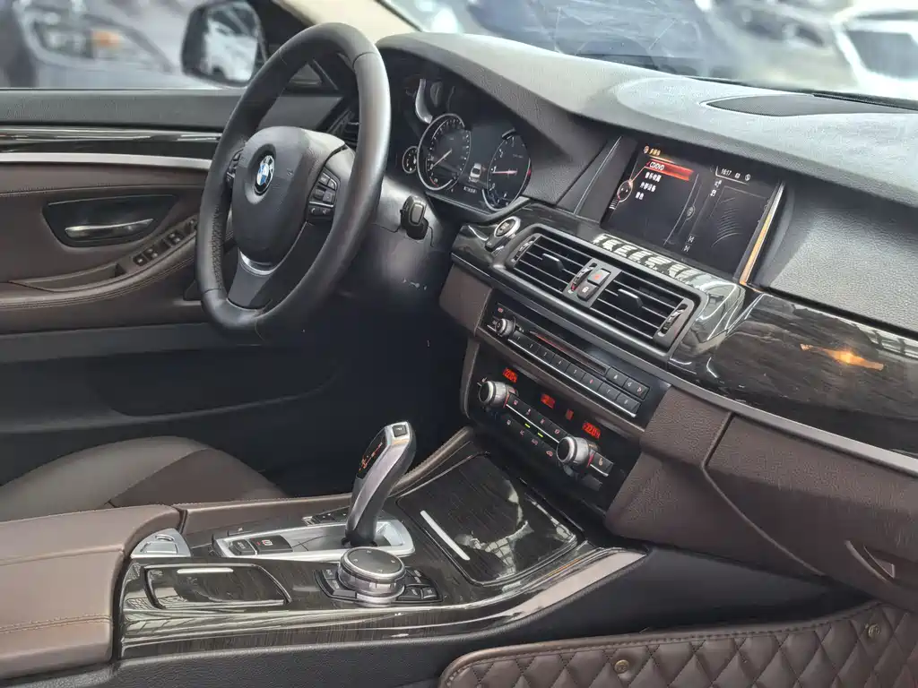 BMW 5 Series 2017 — фото 17