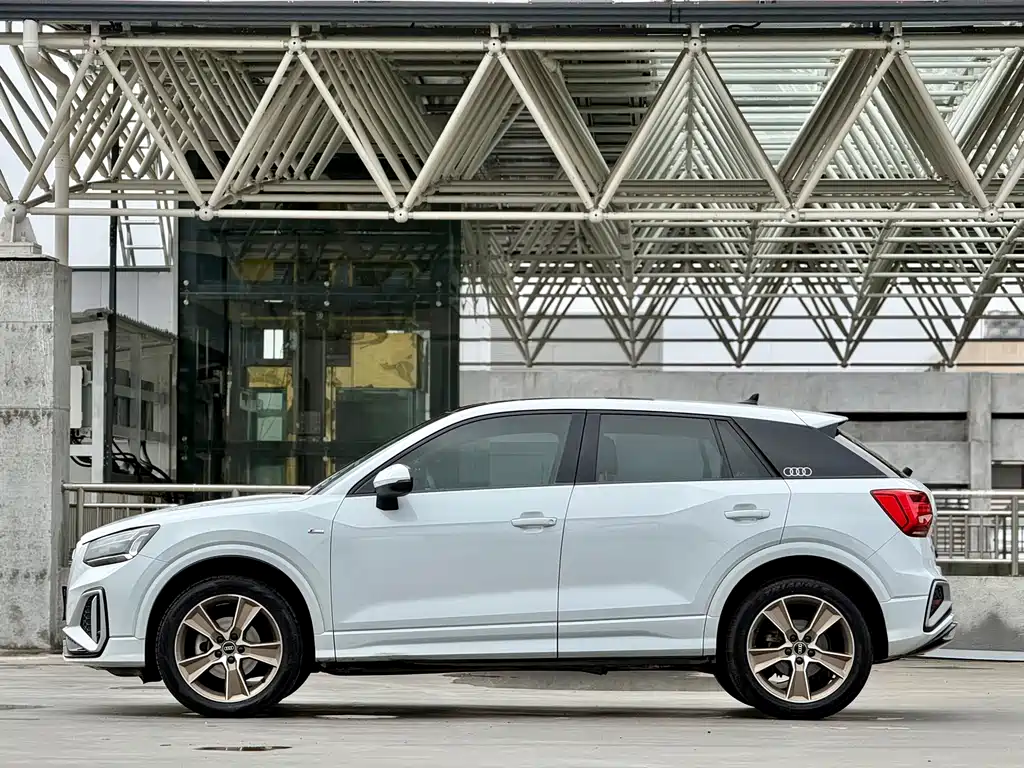 Audi Q2L 2021 — фото 8