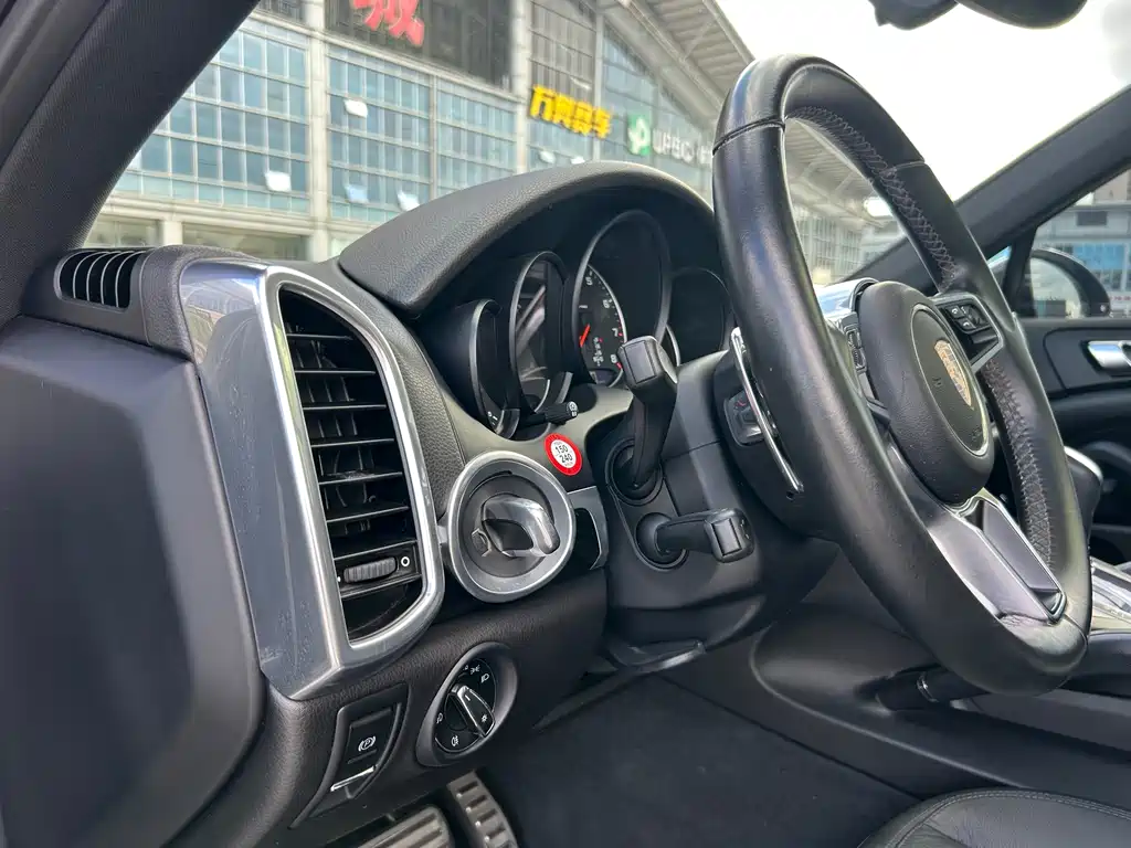 Porsche Cayenne 2016 — фото 11