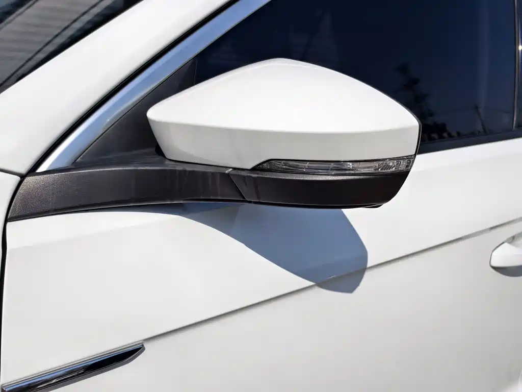 Volkswagen T-Roc 2023 — фото 6