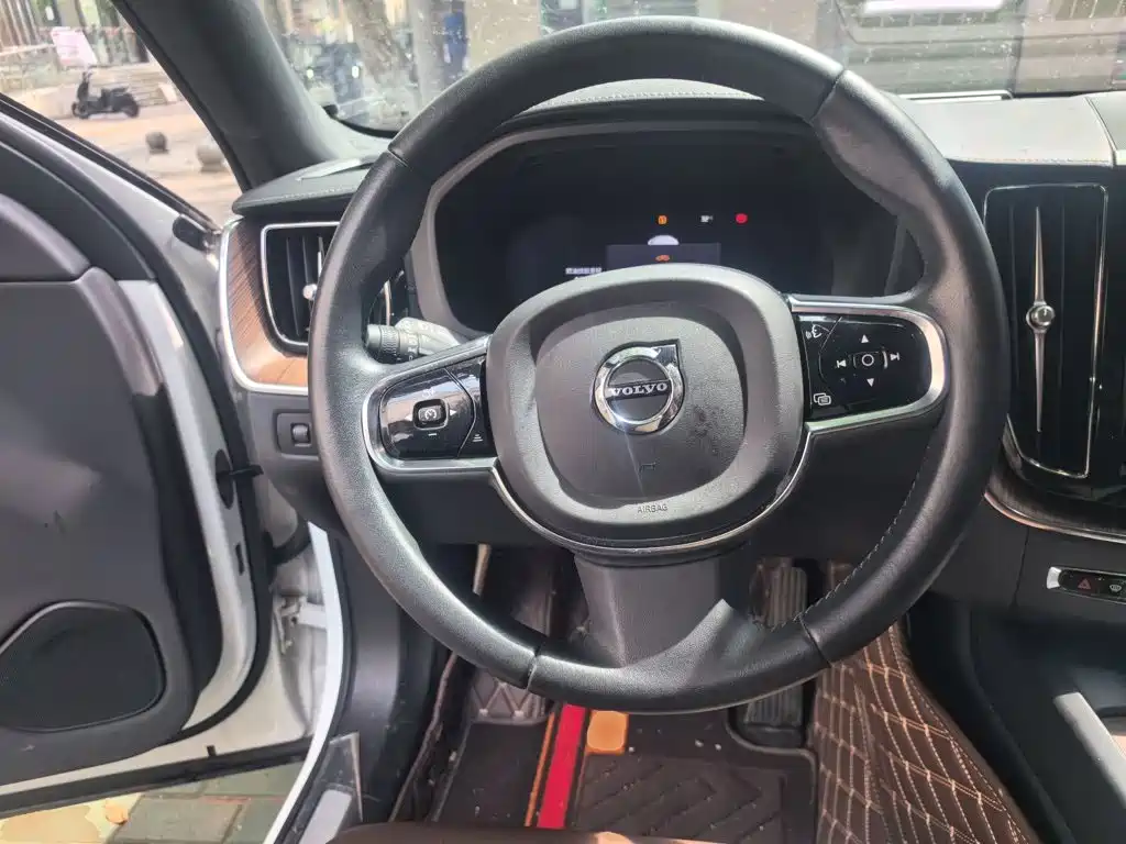 Volvo XC60 2022 — фото 11