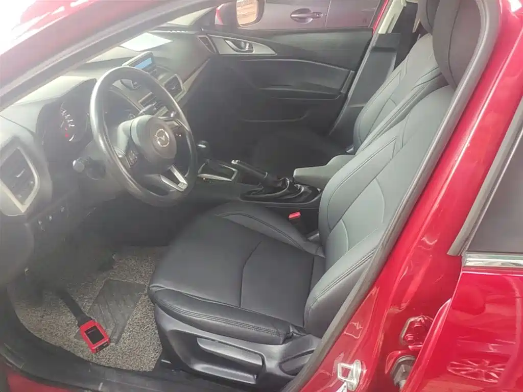 Mazda 3 Axela 2018 — фото 15