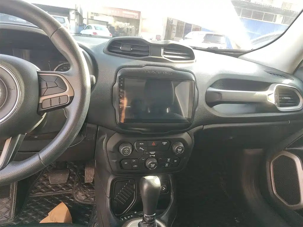 Jeep Renegade 2018 — фото 13