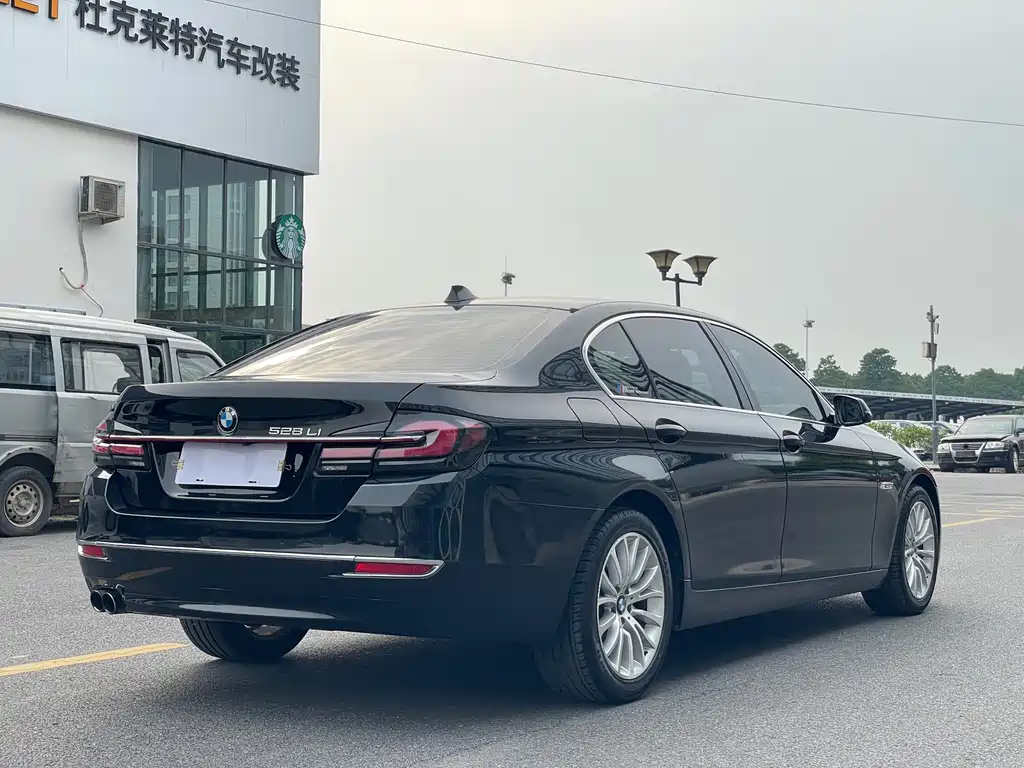 BMW 5 Series 2015 — фото 21