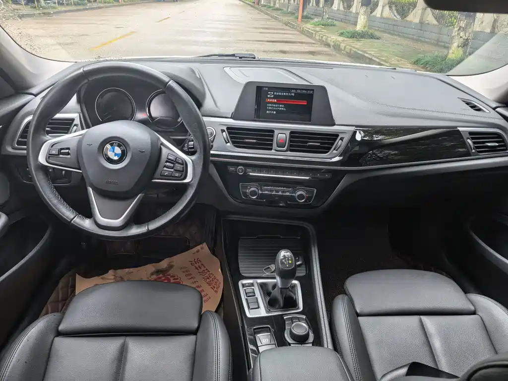 BMW 1 Series 2018 — фото 9