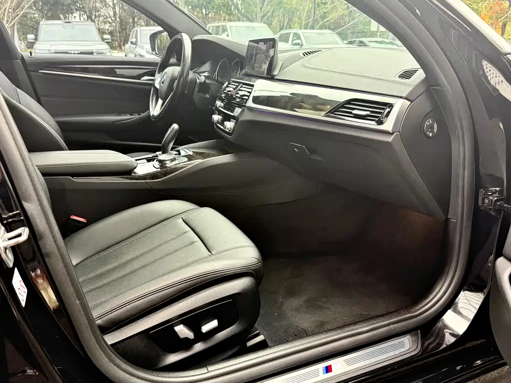 BMW 5 Series 2018 — фото 13
