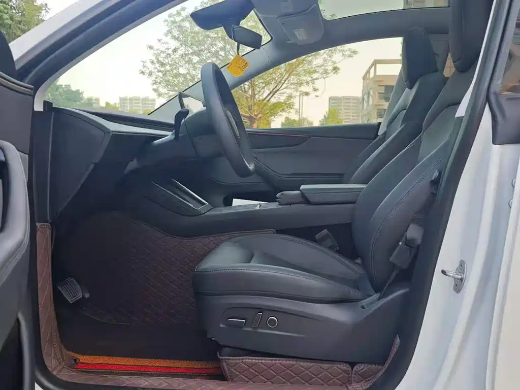 Tesla Model Y 2025 — фото 4