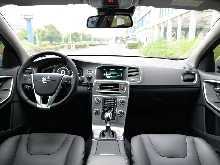 Volvo S60 2016 — фото 12