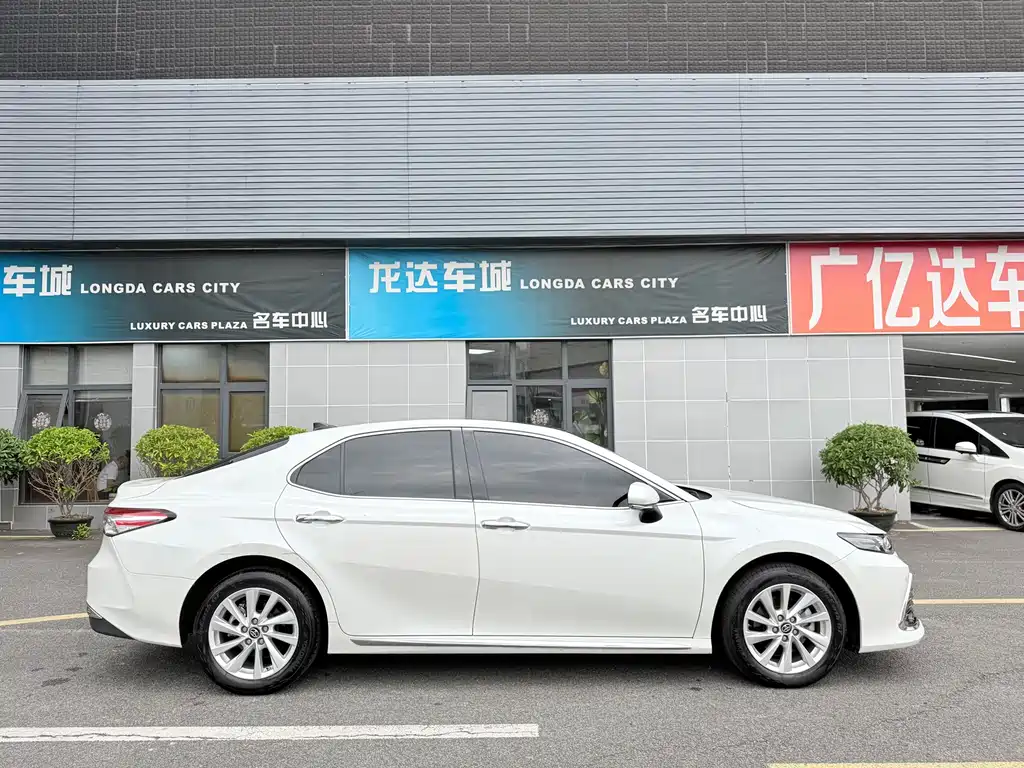 Toyota Camry 2023 — фото 10