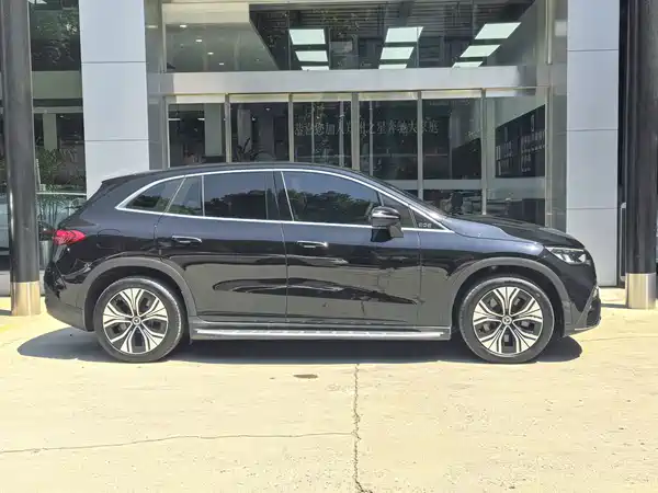 Mercedes-Benz EQE SUV 2025