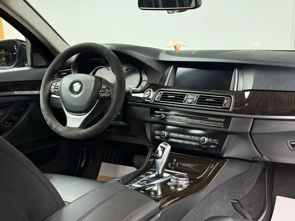 BMW 5 Series 2015 — фото 21