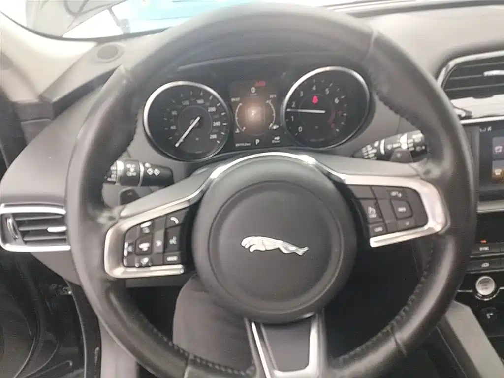 Jaguar F-PACE 2017 — фото 11