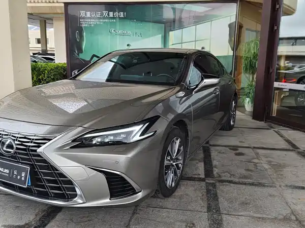 Lexus ES 2025