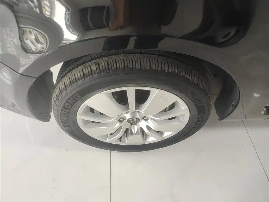 Luxgen Big 7 MPV 2015 — фото 23