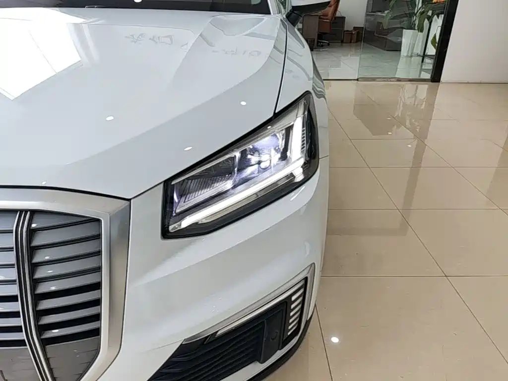 Audi Q2L e-tron 2020 — фото 24
