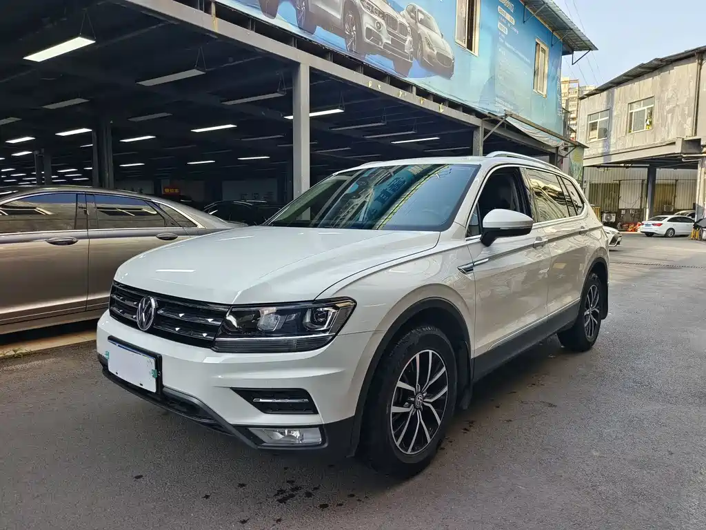 Volkswagen Tiguan L 2018 — фото 1