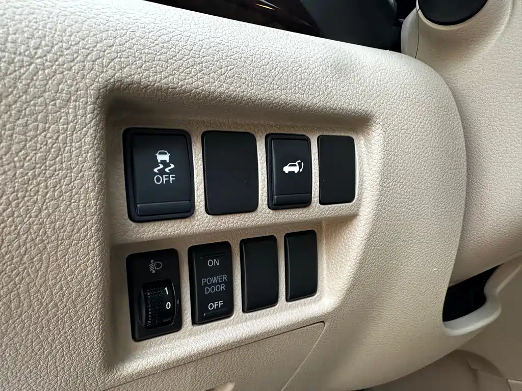 Nissan Quest 2015 — фото 21