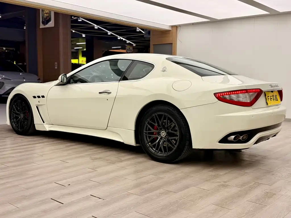 Maserati GranTurismo 2013 — фото 12