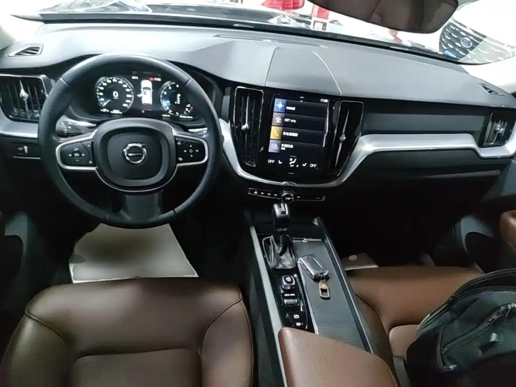 Volvo XC60 2019 — фото 10