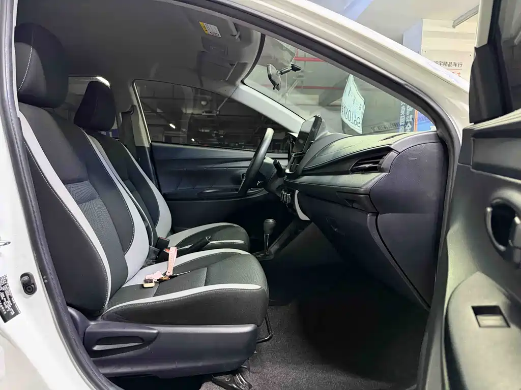 Toyota Yaris L 2022 — фото 9