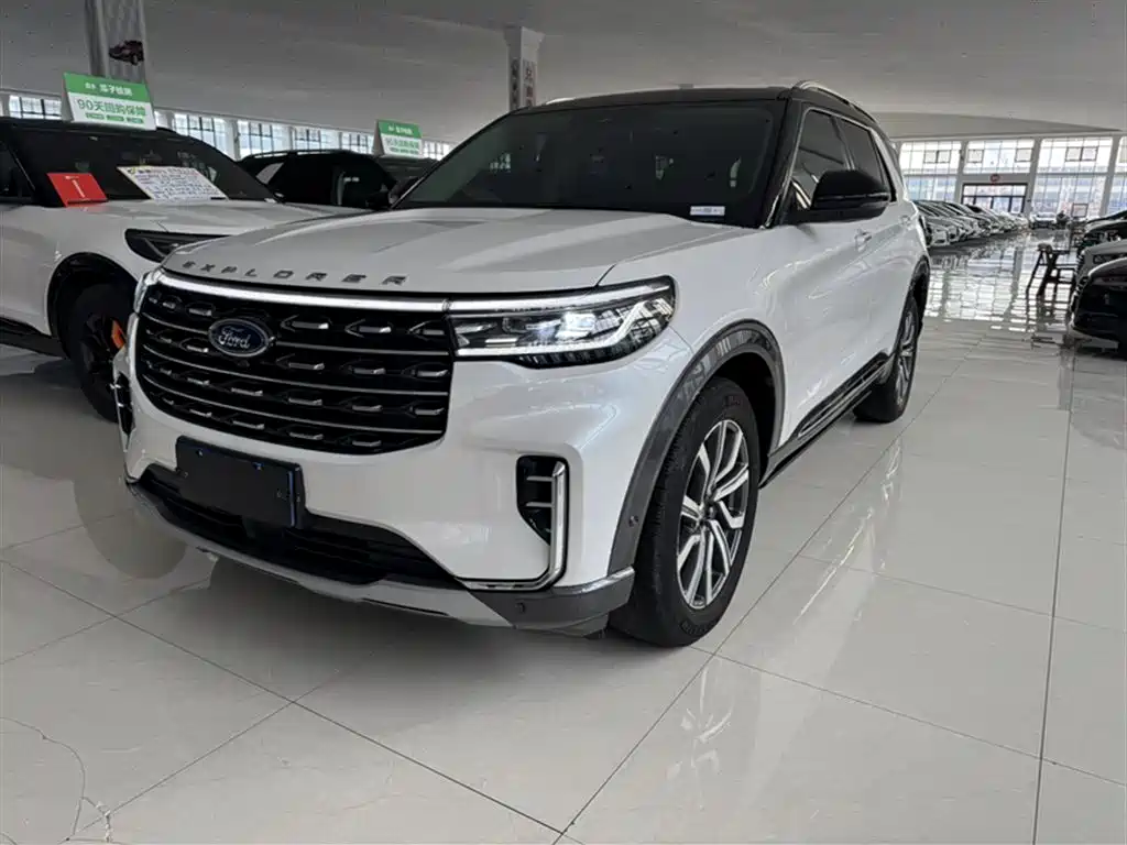 Ford Explorer 2023 — фото 1