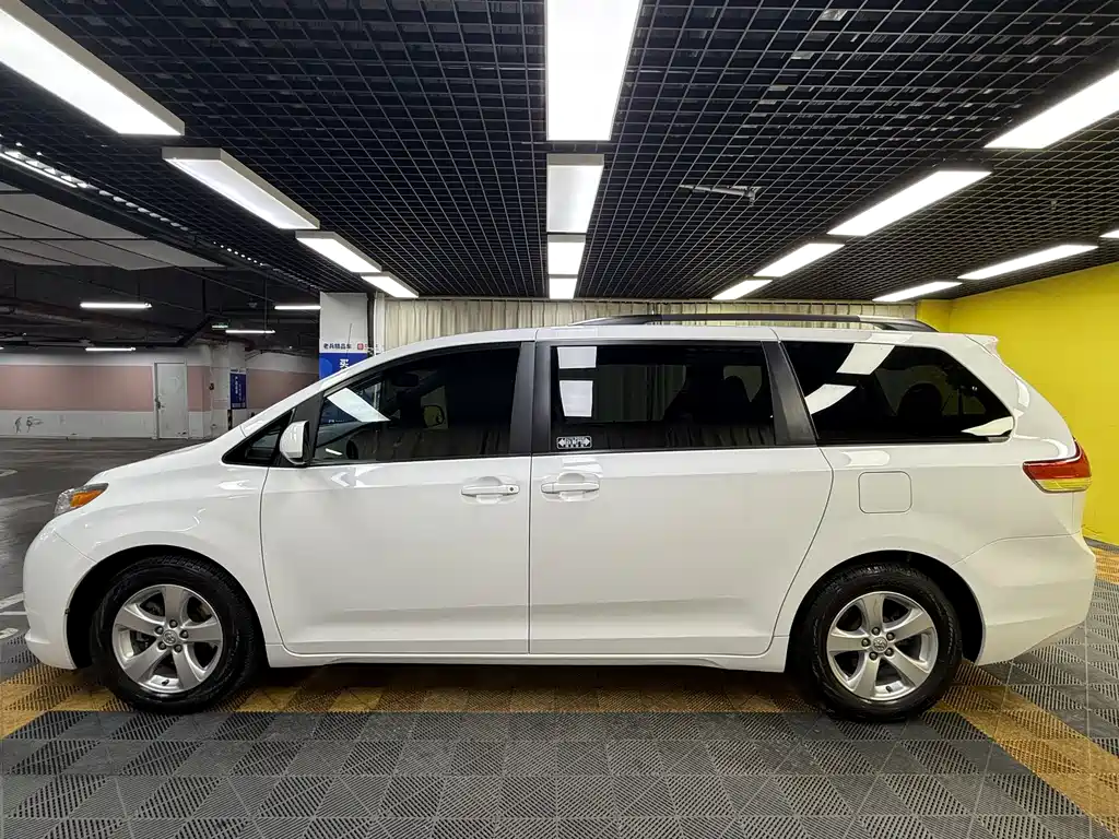 Toyota Sienna 2016 — фото 12