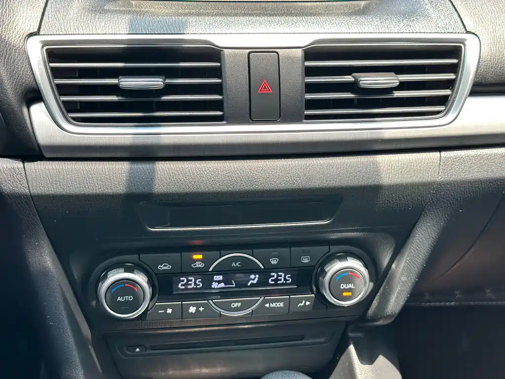 Mazda 3 Axela 2015 — фото 27