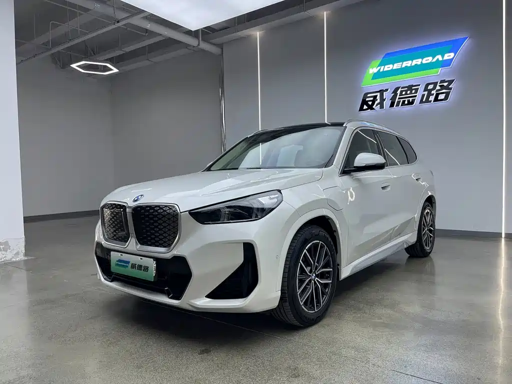 BMW iX1 2025 — фото 1