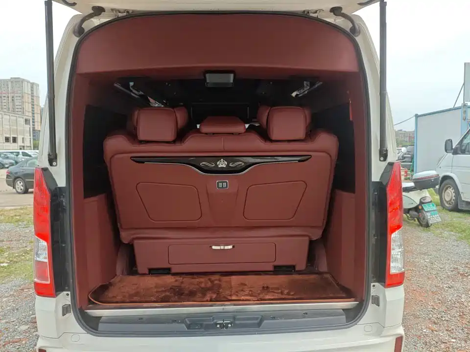 Toyota Hiace 2023 — фото 13