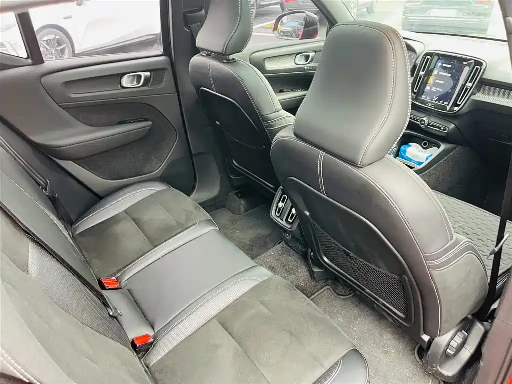 Volvo XC40 2019 — фото 11