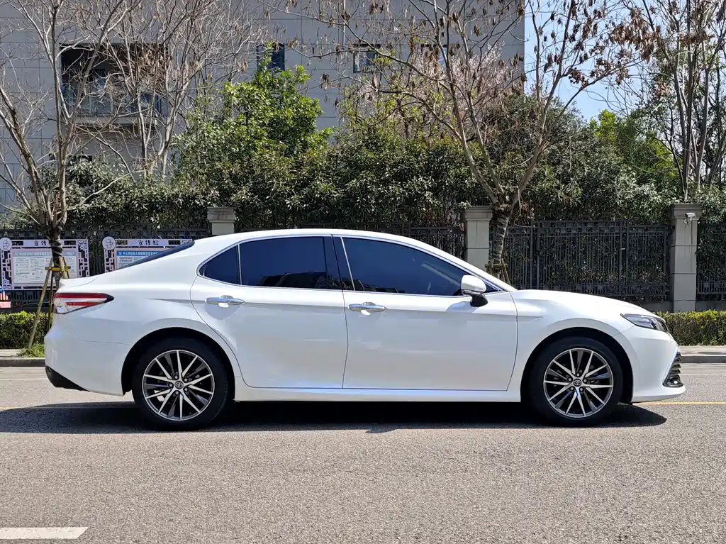 Toyota Camry 2022 — фото 6