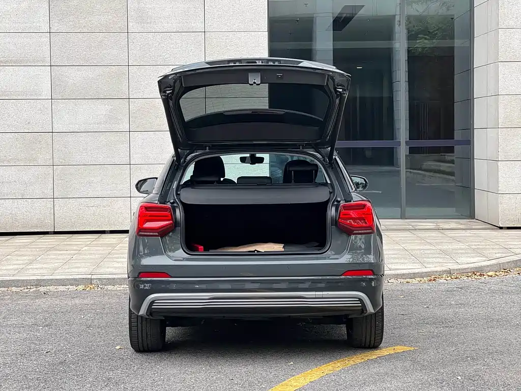Audi Q2L e-tron 2021 — фото 16