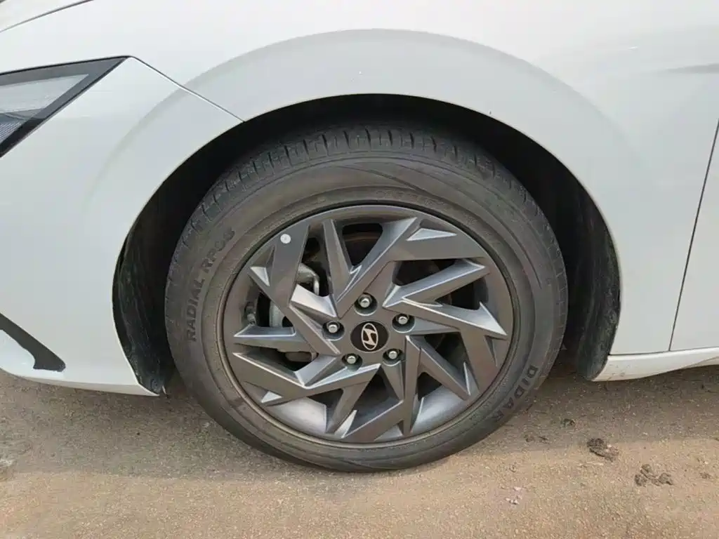 Hyundai Elantra 2023 — фото 25
