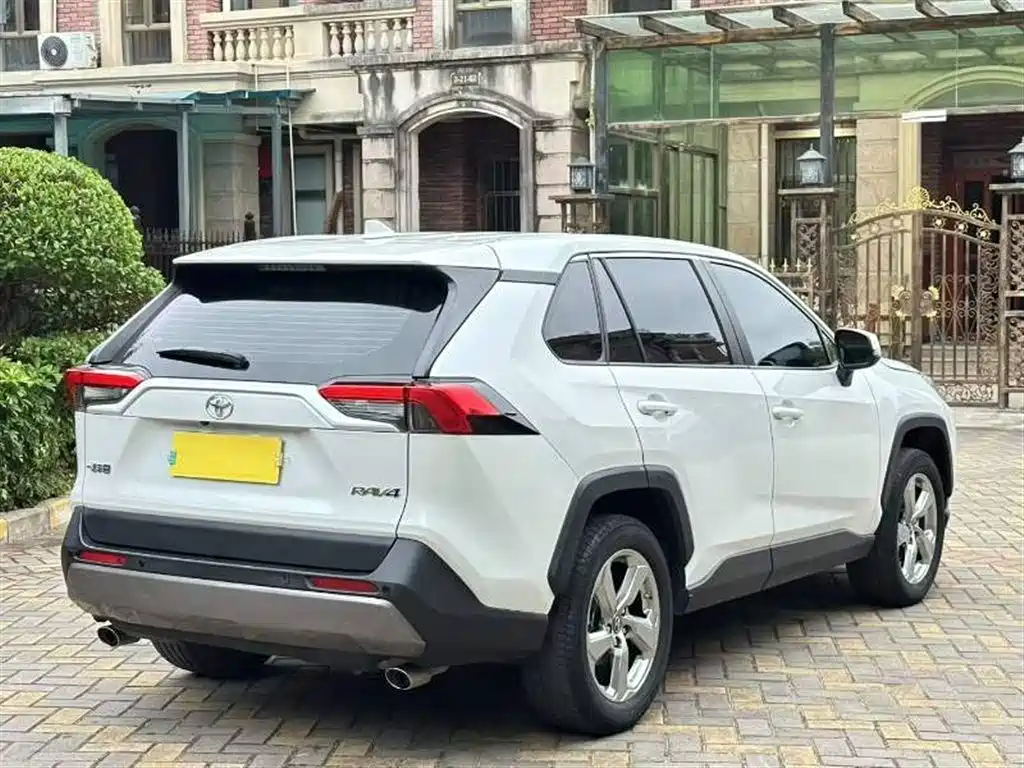 Toyota RAV4 2023 — фото 4