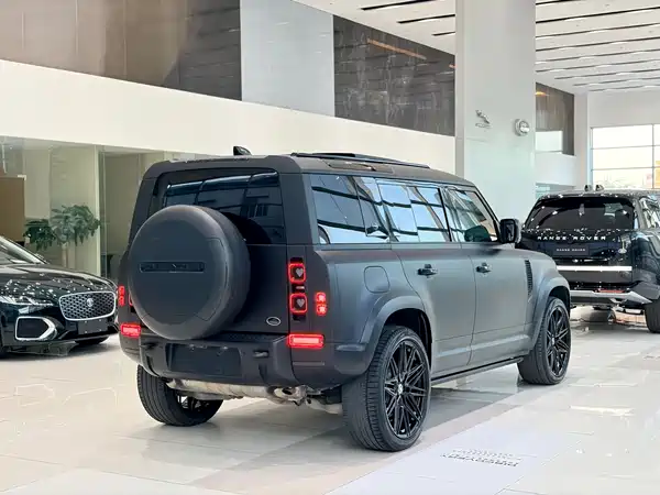 Land Rover Defender 2023